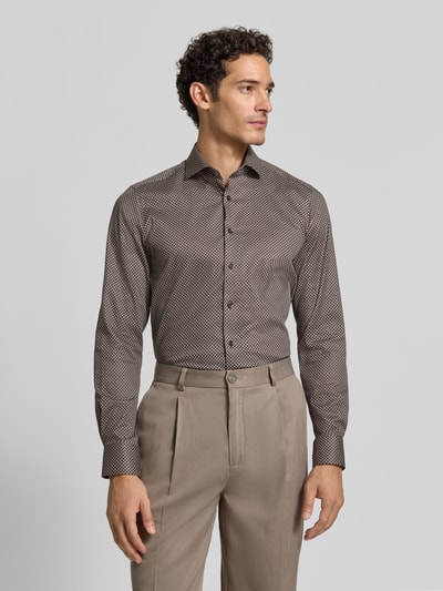 Männermodel trägt Body Fit Businesshemd aus Baumwoll-Mix von OLYMP Level 5, feines Muster, neutrale Farben, Ganzkörperansicht von vorne.