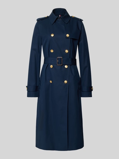 Produktfoto, dunkelblauer Slim Fit Trenchcoat aus reiner Baumwolle von Tommy Hilfiger, goldene Knöpfe, Taillengürtel, Twillstruktur