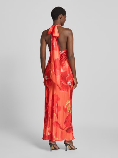 Vrouwenmodel draagt Slim Fit maxi-jurk met all-over bloemenprint van Forever New in rood en oranje, mouwloos design, opstaande kraag, ruglengte maat 36: 155 cm, borstwijdte 40 cm, geheel achteraanzicht