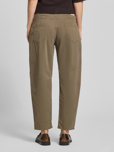 Kobiece modelka nosi Barrel Jeans im 5-Pocket-Design Modell 'MEGAN' od Brax, lyocell z bawełną, kolor khaki, rozszerzany krój, detaliczne szwy, szerokość w rozmiarze 36: 39 cm, długość nogawki: 69 cm, widok całej sylwetki z tyłu.