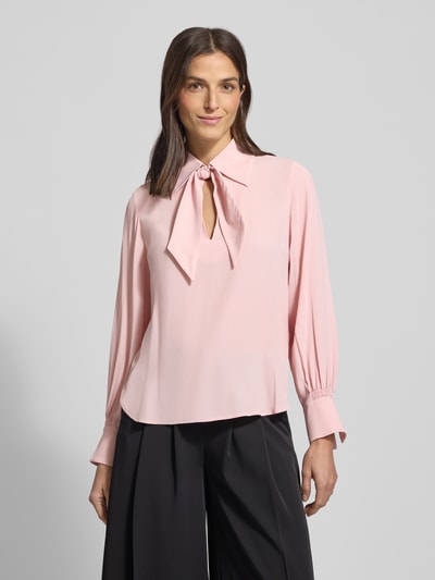 Frauenmodel trägt Loose Fit Blusenshirt mit Seiden-Anteil von Luisa Cerano in zartrosa, Hemdblusenkragen, Schlüsselloch-Ausschnitt, Raffungen, Ganzkörperansicht von vorne.