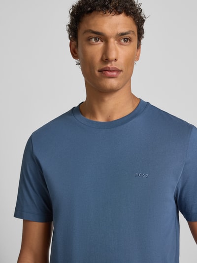 Männermodel trägt Regular Fit T-Shirt aus reiner Baumwolle Modell 'THOMPSON' von BOSS, Optik: unifarben, Label-Print, Rundhals, Nahaufnahme Oberkörper.
