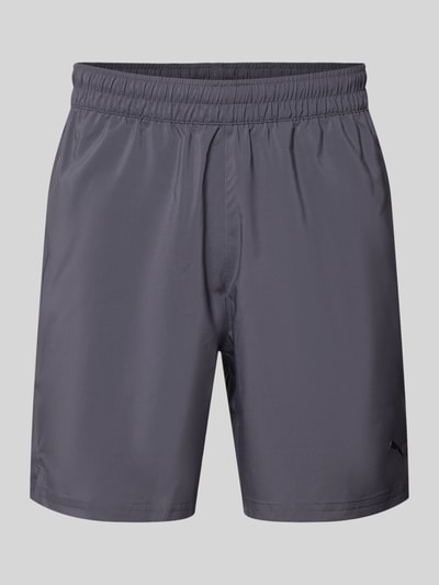 Produktfoto, Shorts mit Logo und elastischem Bund von PUMA PERFORMANCE in Grau, glatte Struktur, Regular Fit, neutraler Hintergrund.