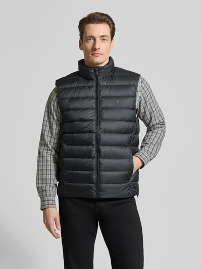 Männermodel trägt Regular Fit Daunenweste mit Logo-Stitching von Polo Ralph Lauren, Optik: Unifarben, Stehkragen, Reißverschluss, Stepp, Ganzkörperansicht von vorne.