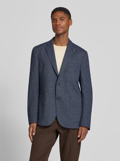 Mannermodel draagt Slim Fit 2-knoops colbert met structuurpatroon van bugatti in blauw-bruin, katoenmix met reverskraag en opgestikte zakken, ruglengte 73 cm, schouderbreedte 48 cm, mouwlengte 65 cm, slim fit, materiaalmix, structuurpatroon, voorkant, geheellichaamsaanzicht.