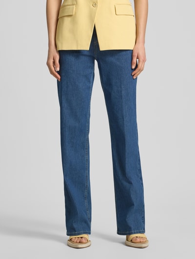 Frauenmodel trägt Jeans mit Gesäßtaschen Modell 'Lara' von Angels in blau, Baumwoll-Mix mit Stretch-Anteil, Straight Fit, Nahaufnahme Oberkörper, Kontext: Damen Jeans, Bundweite bei Größe 36/30 39 cm, Innenbeinlänge bei Größe 36/30 80 cm.