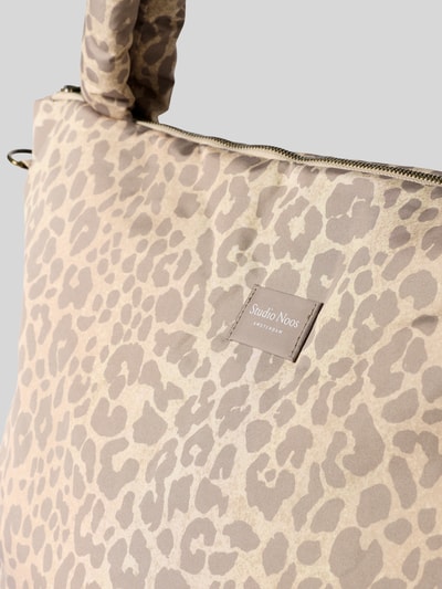 Produktfoto, Handtasche im Allover-Look Modell 'Puffy Diaper Bag' von STUDIO NOOS, Label-Detail, Hauptfach mit Reißverschluss, Tragehenkel, breite 57 cm, länge 42 cm, tiefe 9 cm, länge Schulterriemen 74 cm, Beige-Töne mit weichem, gepolstertem Stoff und sanften Konturen