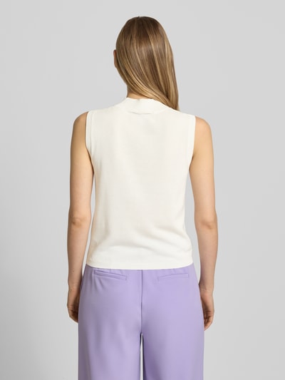Frauenmodel trägt Stricktop aus Lyocell-Mix mit Stehkragen von GUIDO MARIA KRETSCHMER WOMAN, Slim Fit, cremefarben, Rückenlänge 49 cm, Ganzkörperansicht Rückansicht.