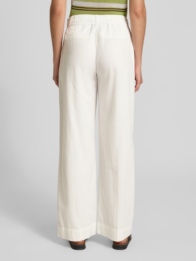 Frauenmodel trägt Hose aus Baumwoll-Leinen-Mix Modell 'Meeri costal' von OPUS in Off-White mit weitem Bein, Ganzkörperansicht Rückansicht.
