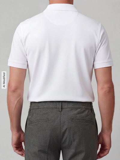 Männermodel trägt Tapered Fit Stoffhose mit Viskose-Anteil Modell 'Phil' von Brax in Grau, glatte Textur, Ganzkörperansicht Rückansicht, Herren Gerade Hose.