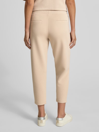 Frauenmodel trägt Cropped Sweatpants mit elastischem Bund und Eingrifftaschen von Christian Berg Woman, Material-Mix mit Modal-Anteil, Ganzkörperansicht Rückansicht.