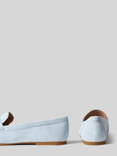 Produktfoto, Loafer aus echtem Rindsleder von Lauren Ralph Lauren in hellblauer Wildlederoptik mit abgerundeter Schuhspitze, leichter Blockabsatz, Logo-Applikation, Materialverarbeitung Velours, Schlupf/offen.
