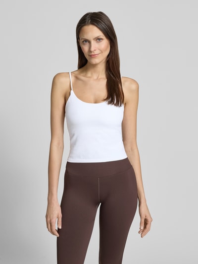 Frauenmodel trägt Top mit Stretch-Anteil und Shaping-Effekt von aim'n, Weiß, nahtloses Design, Spaghettiträger, Ganzkörperansicht von vorne.