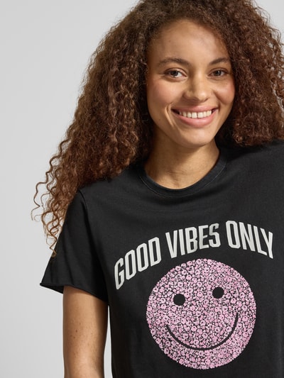 Frauenmodel trägt Damen T-Shirt von Only Regular Fit T-Shirt aus reiner Baumwolle Modell 'LISA LIFE LUCY', Optik: Unifarben, Motiv-Print, Rundhals, Kurzarm, Jersey, reine Baumwolle, Nahaufnahme Oberkörper.