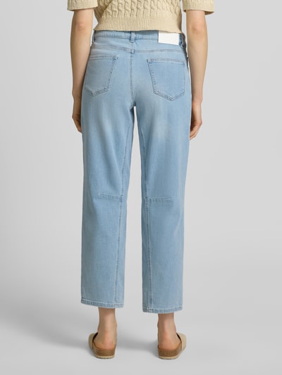 Frauenmodel trägt Straight Fit Jeans mit aufgesetzten Taschen Modell 'Melly' von OPUS PANTS im hellblauen Farbton, Baumwoll-Mix, 5-Pocket-Design, Knopf- und Reißverschluss, Ganzkörperansicht Rückansicht.