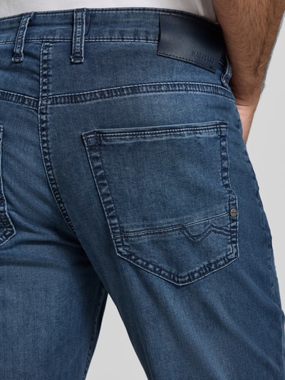 Männermodel trägt Straight Fit Jeans aus Baumwoll-Mix von MAC, blaue Kontrastnähte, Label-Patch, Detailaufnahme Rückansicht