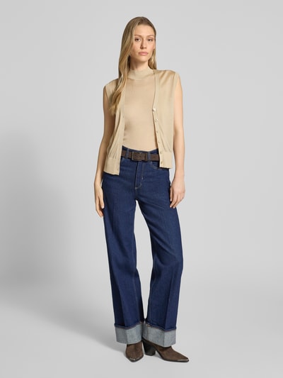 Kobiece model prezentuje Slim Fit Pullunder aus Lyocell-Schurwoll-Mix Modell 'FARGHERITA' od BOSS, efekt: jednolity kolor, imitacja dzianiny, krój slim fit, kształt kołnierza: mock neck, dekolt: wysokie zapięcie, wykończenie: prążkowane, wykończenie materiału: drobny splot, materiał: mieszanka lyocellu i żywej wełny, całkowity wygląd z przodu,