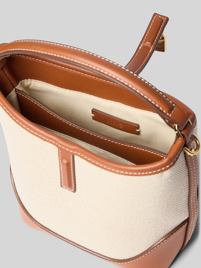 Produktfoto, Bucket-Bag in Flecht-Optik von Mango mit geteiltem Hauptfach, Schnallenverschluss, Abnehmbare Schulterriemen, Verstellbarer Trageriemen, Breite 20 cm, Länge 19 cm, Tiefe 11 cm, Länge Schulterriemen 111 cm, cremefarbene und cognacbraune Farbtöne, strukturierte Oberfläche und glatte Lederdetails.