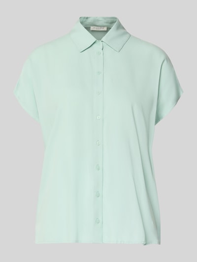 Produktfoto, Relaxed Fit Bluse aus Viskose von Christian Berg Woman in hellgrün mit Hemdblusenkragen, Knopfleiste, Kappärmel, glatte Textur.