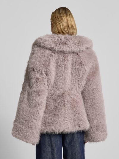 Männermodel trägt Flared Jacke aus Kunstfell von ROTATE in Helllila, Kunstfell-Textur, Trompetenärmel, Umlegekragen, prosta forma, podszewka z domieszką wiskozy, długość tyłu w rozmiarze 36: 60 cm, szerokość w rozmiarze 36: 39 cm, długość rękawa w rozmiarze 36: 66 cm, Ganzkörperansicht Rückansicht