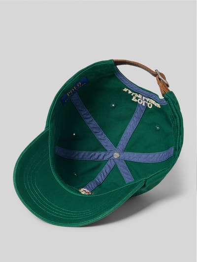 Produktfoto, Basecap aus reiner Baumwolle von Polo Ralph Lauren in Grün mit Optik: Unifarben, Label-Schriftzug, Label-Motiv, verstärkter Schirm, eingestickte Luftlöcher, Schnallenverschluss, Materialverarbeitung: Twill