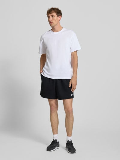 Männermodel trägt Shorts mit Label-Stitching und elastischem Bund van Nike aus katoenmix, relaxed fit, zwart, ganzkörperansicht von vorne.