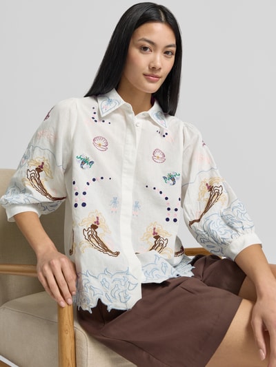 Vrouwenmodel draagt Regular Fit Bluse aus Baumwoll-Leinen-Mix mit Stitchings van Rich & Royal, mix van katoen en linnen, regular fit, stitchings, overhemdkraag, blinde knoopsluiting, 3/4-mouw, ruglengte maat 36: 58 cm, mouwlengte maat 36: 45 cm, zachte kleuren, golvende vormen en fijne textuur. Nahaufnahme bovenlichaam.