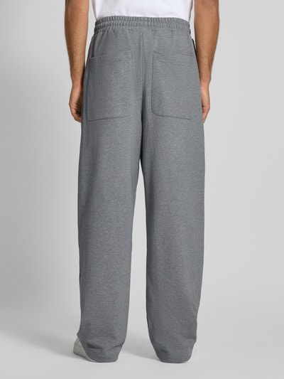 CK Calvin Klein Spodnie dresowe o rozkloszowanym kroju z kieszeniami z tyłu model ‘PREMIUM TERRY’ Średnioszary melanż 5