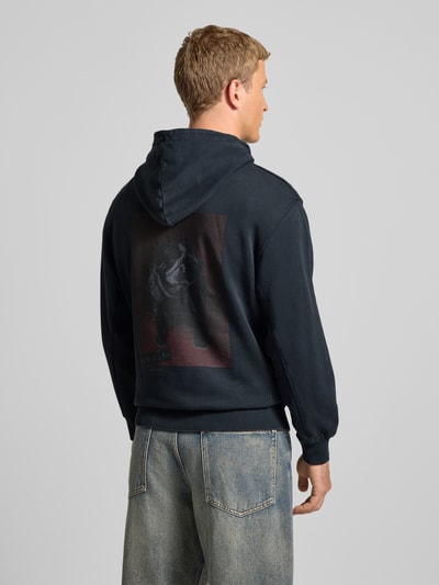 Męski model nosi Regular Fit Hoodie aus reiner Baumwolle Modell 'GAVIN' od Pepe Jeans, efekt: jednolity kolor, nadruk z logo, kieszeń kangurka, kaptur, rękawy i dół prążkowane, dzianina dresowa, całość z bawełny, Ganzkörperansicht Rückansicht.