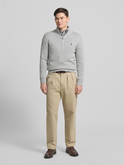 Männermodel trägt Troyer mit Label-Stitching von Polo Ralph Lauren in Grau, Reine Baumwolle, Regular-Fit, gerippte Abschlüsse, Stehkragen, kurzer Reißverschluss, Ganzkörperansicht von vorne.