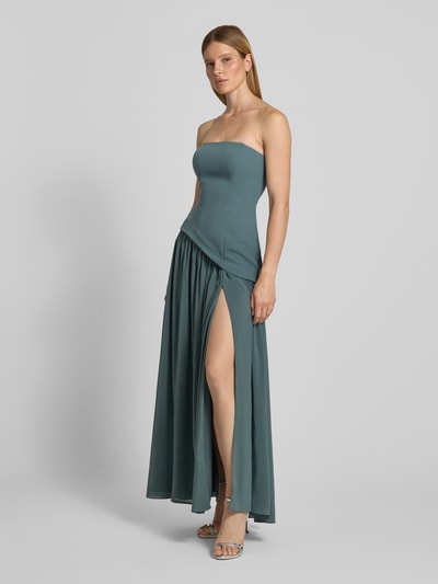 Frauenmodel trägt Cocktailkleid im Off-Shoulder-Look von Hey Kyla, Petrolton, Material-Mix mit Stretch-Anteil, Maxikleid, Figurbetont, Ganzkörperansicht von vorne. Rückenlänge bei Größe 36: 130 cm, Brustweite: 38 cm.