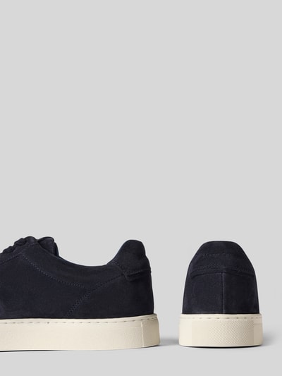 Produktfoto, Low Top Sneaker aus reinem Rindsleder von Marc O'Polo in Dunkelblau, unifarben, runde Spitze, flache Sohle, Veloursstruktur