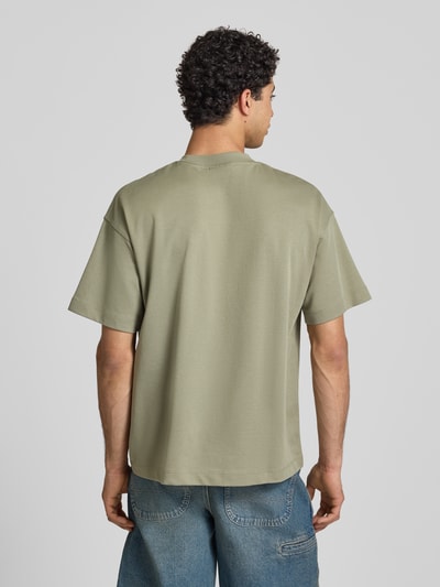 Männermodel trägt T-shirt met ronde hals model 'BARRON' van Jack & Jones, heren katoenmix met stretch, regular fit, ruglengte maat M 69 cm, ganzkörperansicht rückansicht.