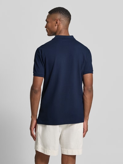 Männermodel trägt Slim Fit Poloshirt aus Baumwoll-Mix von Polo Ralph Lauren, Optik: Unifarben, Ganzkörperansicht Rückansicht