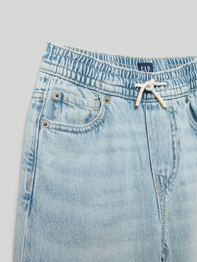 Productfoto, Jeans uit katoen-lyocellmix met elastische tailleband van GAP, relaxed fit, tunnelkoord, steekzakken, lichtblauw, structuur.