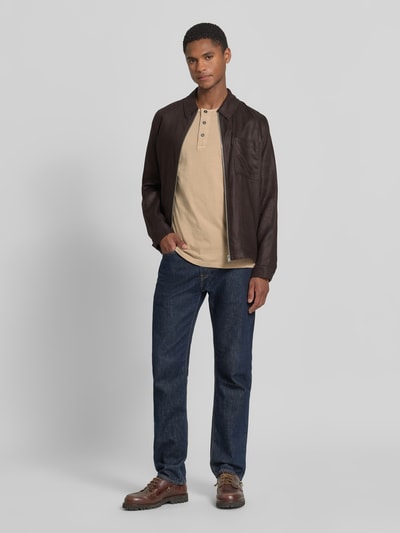 Männermodel trägt T-Shirt mit Rundhalsausschnitt und Knopfleiste von Jack & Jones Premium aus reiner Baumwolle, Regular Fit, Ganzkörperansicht von vorne.