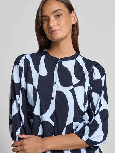 Kobiece model prezentuje Regular Fit Bluse aus Viskose mit 3/4-Arm Modell 'CHANISE' von Soyaconcept, wzór na całej powierzchni, okrągły dekolt, rękaw o dł. 3/4, długość tyłu w rozmiarze S: 64 cm, długość rękawów w rozmiarze S: 45 cm, krój regular fit, widok na zbliżenie górnej części ciała