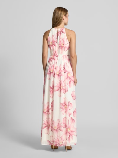 Vrouwenmodel draagt Maxikleid aus Chiffon im Allover-Look van Jake*s Cocktail, witte stof met roze all-over look, plissévouwen, ruglengte maat 36: 150 cm, borstwijdte maat 36: 38 cm, a-lijn, geheel lichaamsbeeld achteraan.