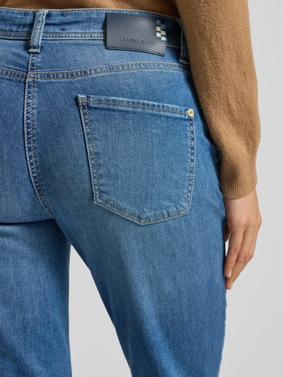 Frauenmodel trägt Jeans in verkürzter Passform von Cambio im klassischen 5-Pocket-Design aus blauem Baumwoll-Mix mit Stretch-Anteil, Detailaufnahme Rückansicht.