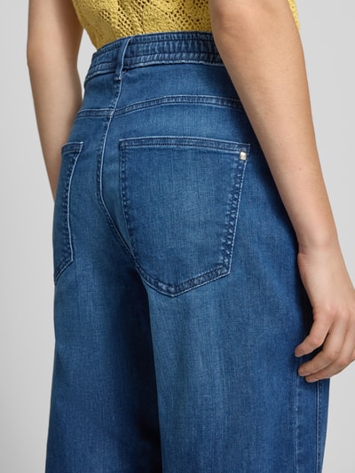 Frauenmodel trägt Regular Fit Culotte aus Baumwoll-Mix von Brax in Denim-Optik mit 5-Pocket-Design, dunkles Blau, Detailaufnahme Rückansicht.