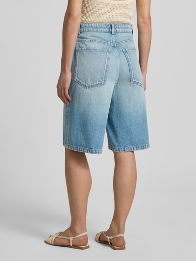 Vrouwenmodel draagt Bermudas aus Denim im Used-Look van Jake*s Casual in lichtblauw denim met steekzakken, relaxed fit, binnenbeenlengte bij maat 36: 59 cm, bandwijdte bij maat 36: 36 cm. Ganzkörperansicht Rückansicht.