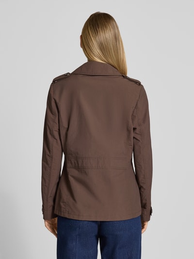 Frauenmodel trägt Regular Fit Jacke mit Reverskragen von Christian Berg Woman Selection aus Material-Mix, Braun, Rückenansicht Ganzkörperansicht. Rückenlänge 66 cm, Schulterbreite 40 cm, Brustweite 50 cm, Ärmellänge 62 cm, Eingrifftaschen, durchgängige Knopfleiste.