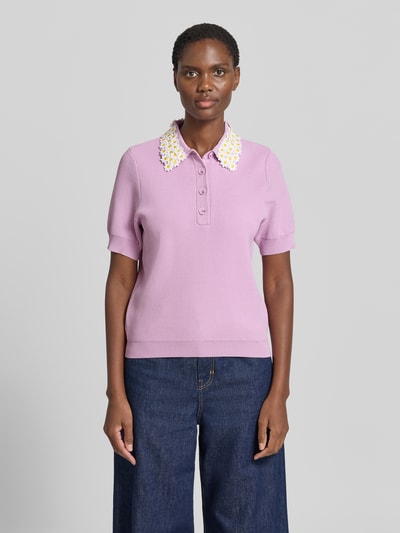 Frauenmodel trägt Regular Fit Poloshirt aus Viskose-Mix Modell 'JAMBER' von Essentiel Antwerp in Flieder mit kontrastfarbenem Kragen, Ganzkörperansicht von vorne.