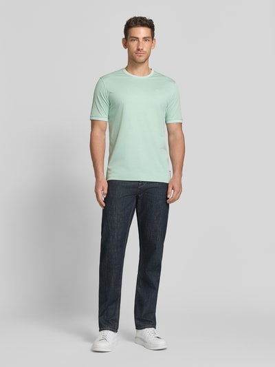 Männermodel trägt T-Shirt mit Rundhalsausschnitt von bugatti in Mintgrün, Baumwoll-Mix, Regular Fit, Label-Detail, Ganzkörperansicht von vorne.