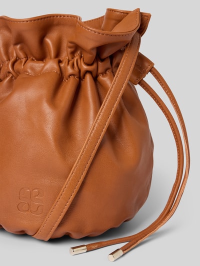 Produktfoto, Handtasche aus Lammleder Modell 'Zilla' von My Essential Wardrobe, brązowa skóra, logotyp, regulowany pasek na ramię, główna komora ze ściągaczem, Szerokość w rozmiarze 1: 22 cm, długość: 26 cm, głębokość: 15 cm, długość paska: 17 cm, tekstura gładka, matowa
