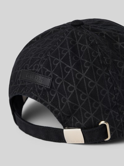 Produktfoto, Cap mit Logo-Muster und Label-Badge von CK Calvin Klein aus schwarzer Baumwolle mit verstellbarem Riegel und verstärktem Schirm.