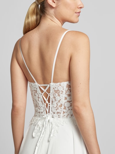 Vrouwenmodel draagt Brautkleid inklusive Stola mit Spitze van Mascara, getailleerde pasvorm, semi-transparante look met bloemenkant, vetersluiting aan de achterkant, mouwloos design met spaghettibandjes, maxilengte, onderrok, detailopname rugdecolleté