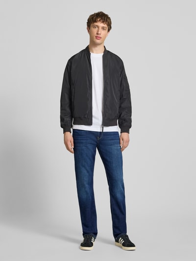 Männermodel trägt Regular Fit Jeans aus Baumwoll-Mix Modell 'CASH' von Pepe Jeans in Denim-Optik mit Straight-Leg Passform, Label-Patch, Nieten, Gürtelschlaufen, Kontrastnähten, Knopf- und verdecktem Reißverschluss, 5-Pocket-Design, Material: Baumwoll-Mix, Ganzkörperansicht von vorne.