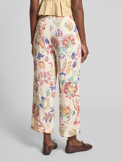 Vrouwenmodel draagt Culotte aus Viskose mit elastischem Bund van Christian Berg Woman in all-over motief, loose fit, zuiver viscose, binnenbeenlengte 64 cm, bandwijdte 40 cm bij maat 36, geheelopname achteraan.