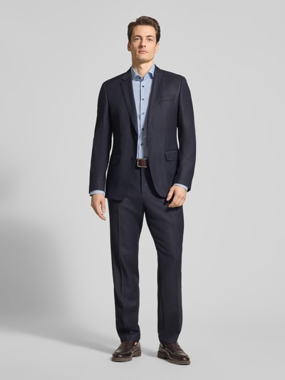 Männermodel draagt Slim Fit Freizeithemd mit Kentkragen van OLYMP Level Five in blauw, katoenmix, doorlopende knoopsluiting, met lange mouwen, sportmanchet, ruglengte maat 40: 79 cm, schouderbreedte maat 40: 44 cm, mouwlengte maat 40: 68 cm. Ganzkörperansicht von vorne.